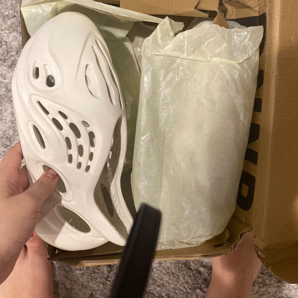 Yeezy slides from the gate size 37